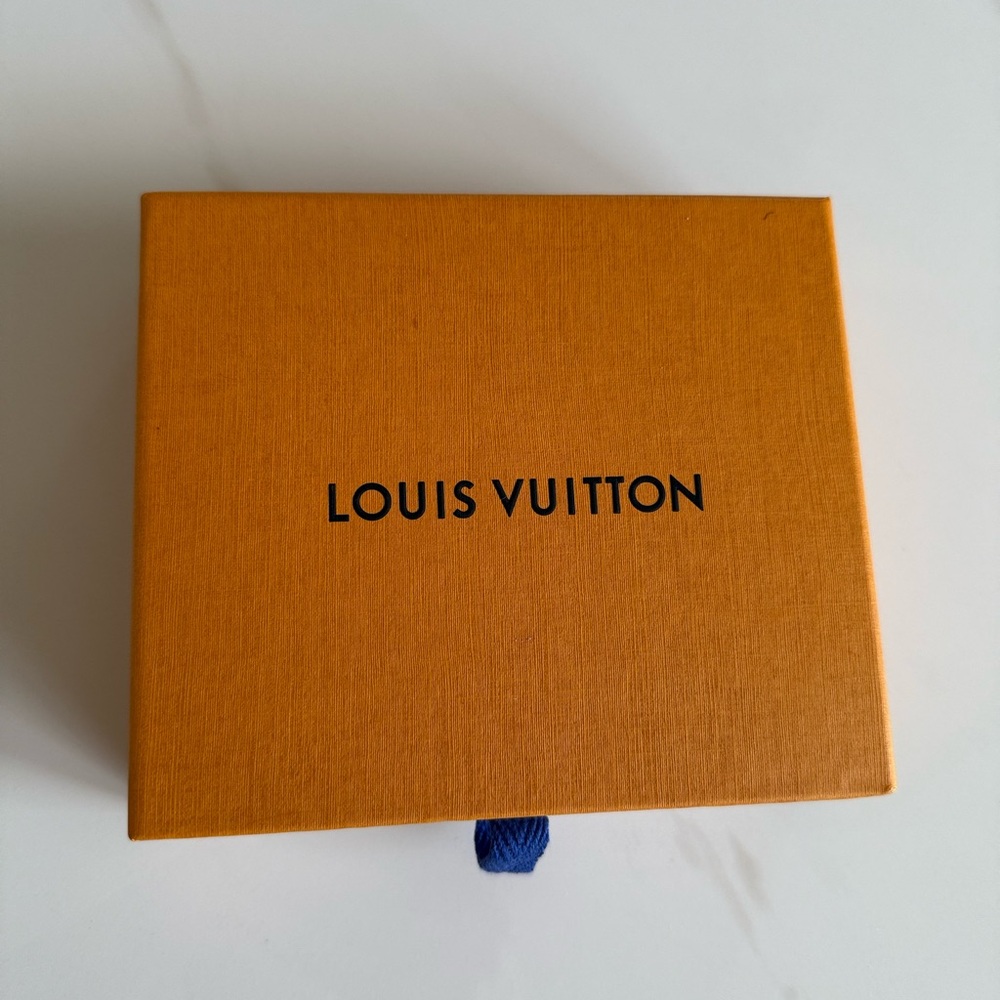 Louis Vuitton Six Key Ring Holder- Authentic, Excellent Condition - Picture 13 of 14